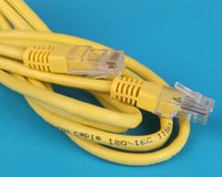 Nahaufnahme gelbes LAN-Kabel zusammengebunden mit RJ45-Stecker, M. Schüller Internet-Einrichtung in Frankfurt und Umgebung