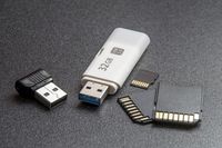 Nahaufnahme USB-Sticks und SD-Karten als Speichermedien – Markus Schüller Computer & Internet, Beratung in Frankfurt